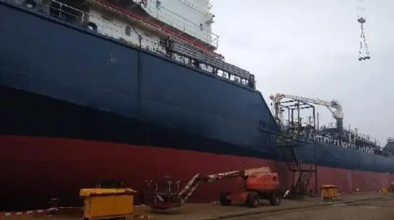 Tankowiec do przewozu ropy/chemikaliów na sprzedaż